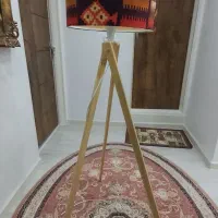 اباژور و چراغ خواب ایستاده