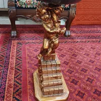 میوه خوری کنار سالنی چوبی