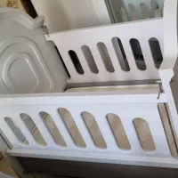 تخت کنار مادر و تشکش