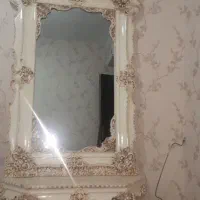 آیینه بزرگ ایستاده