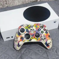 Xbox Series S + استند شارژ و بازیهای پر طرفدار