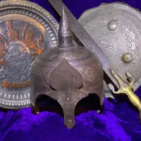 مجموعه ای نفیس از شمشیر و کلاه خود قاجاری موزه ایی