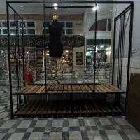 رگال و ویترین پشت شیشه مغازه