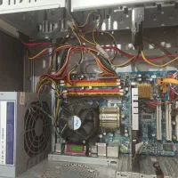 دو دستگاه کیس ویک مانیتور وکیبورد وبلندگوو..