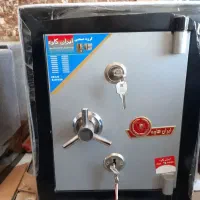 ایستاده و زیر ویترینی گاوصندوق