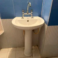 دوعدد روشویی پایه دار