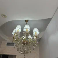 لوستر و آباژر کنار سالنی