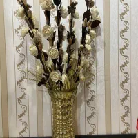 گلدان طلایی با گل