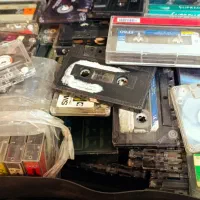 تعداد زیادی نوار کاست