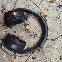 دو عدد هدفون ، یکی جی بی ال و یکی سودو