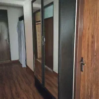 کمد دیواری برای آویز لباس و آینه قدی