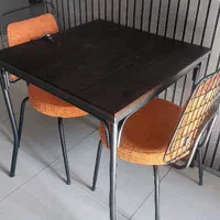 صندلی سبز و نارنجی همراه با میز