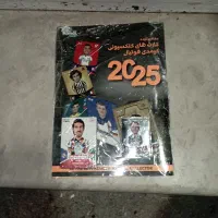 یک عدد البوم با تعداد 70برچسب چسبانده مثل مسی امضا