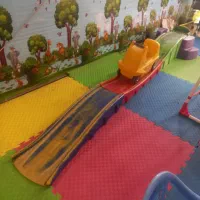 یک دست میزوصندلی کودک وماشین ریلی مقداری دیوار پوش|اسباب و اثاث بچه|شهریار, کهنز|دیوار