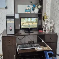 میز کامپیوتر و کتابخانه