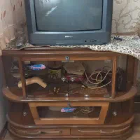 تلویزیون سامسونگ 16اینچ، و میز چوبی
