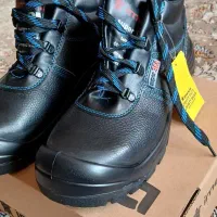 یک عدد کفش ایمنی.|کیف، کفش، کمربند|فولادشهر, مسکن مهر فولادشهر|دیوار