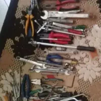 تعدادی ابزارآلات ولوازم بنایی