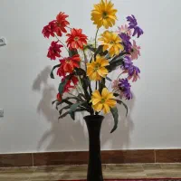 گلدان و گل مصنوعی