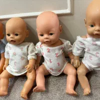 تعدادی عروسک بیبی بورن و فیگور و قلک فانتزی