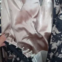 لباس مجلسی خاص و مجلل|لباس|مشهد, هفت تیر (حافظ)|دیوار