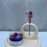 سینی دکوراتیو با گلهای و شمع شیشه ای تمشک