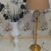 یک عدد آواژور یه یک عدد گلدان