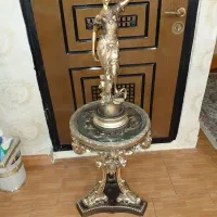 میز رزین سالم و در حد نو مجسمه رایگان|میز تلفن|اسلام‌شهر, شهرک مصطفی خمینی|دیوار