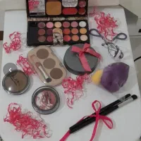 پک لوازم آرایش سالم و تمیز