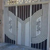 درب تازه رنگ شده حیاط سه لنگه