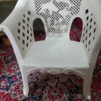 یک عدد صندلی بچه.