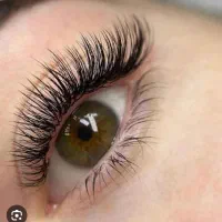یک نفر مژه کار در سالن تخصصی با لوکیشن بی نظیر