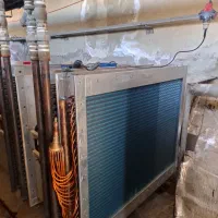 کارکر دست به اچار برای تاسیسات سرمایشی