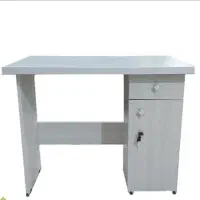 میز تحریر و کامپیوتر سفید