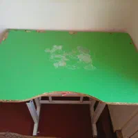 یک عدد میز تحریر کودکانه به فروش میرسد