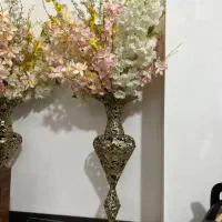 یک جفت گلدان با گل زیبا گلدان تمان  برنج هست