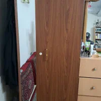 اعدد کمد لباس سالم همراه با آینه قدی