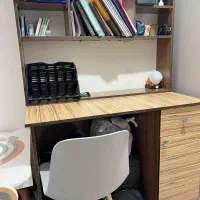 میز تحریر و کتابخانه