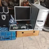 یک عدد کامپیوتر با تمام لوازم فروشی