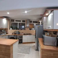 ۱۲۵متر ۲خواب+۴۰متر حیاط در اختیار/یخچال