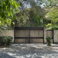 اجاره ۲۱۰ متر ۲ خوابه حیاط دار