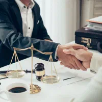 وکیل دادگستری،متخصص در امور حقوقی، چک و قراردادها