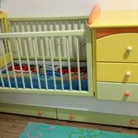 صندلی کودک ماشین . تخت خواب کودک در حد