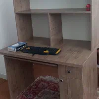 میز تحریر و کامپیوتر
