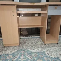 میز تحریر و کامپیوتر
