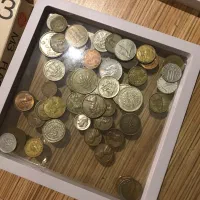 دوربین عکاسی و سکه قدیمی و اسکناس قدیمی