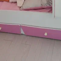 تخت دومنظوره  دارای گارد محافظ، ویترین میزصندلی