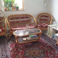 مبل، تخت، تلوزیون و میز تلوزیون