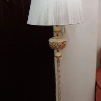 آباژور ایستاده کنار سالنی