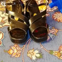 چند جفت کفش زنانه و بچگانه